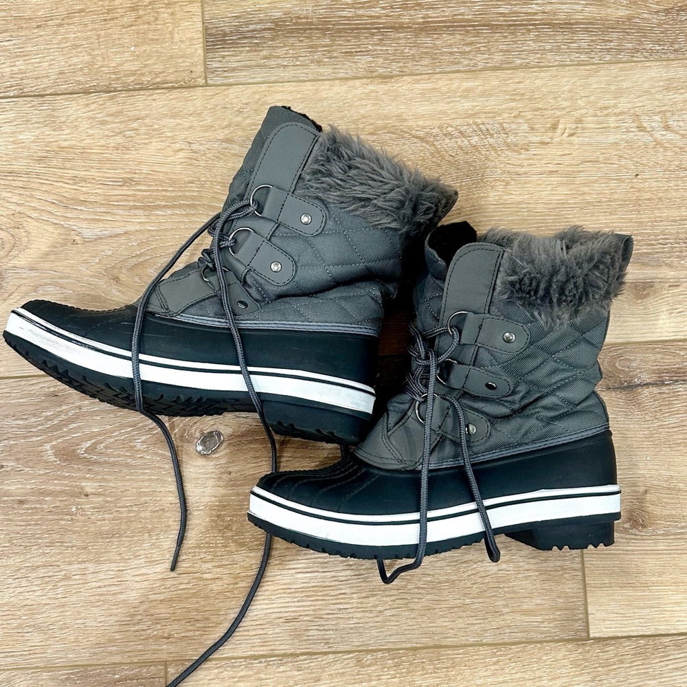 Women's Gray & Black Winter Boots